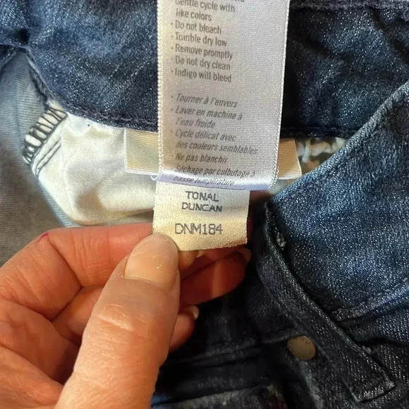 PAIGE Kyle Crop, Dark Wash.  Size 26. - Picture 11 of 11